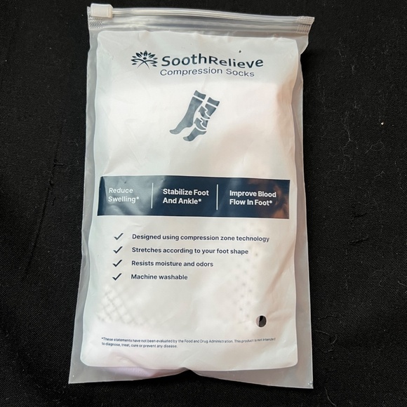 SoothRelieve Compression Socks White & Black Size Medium Stabilize Foot - Picture 1 of 4
